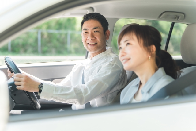 夫婦でドライブをする写真