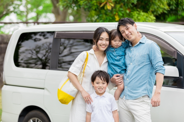 家族でドライブをする写真