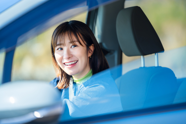 女性が車に乗っている写真